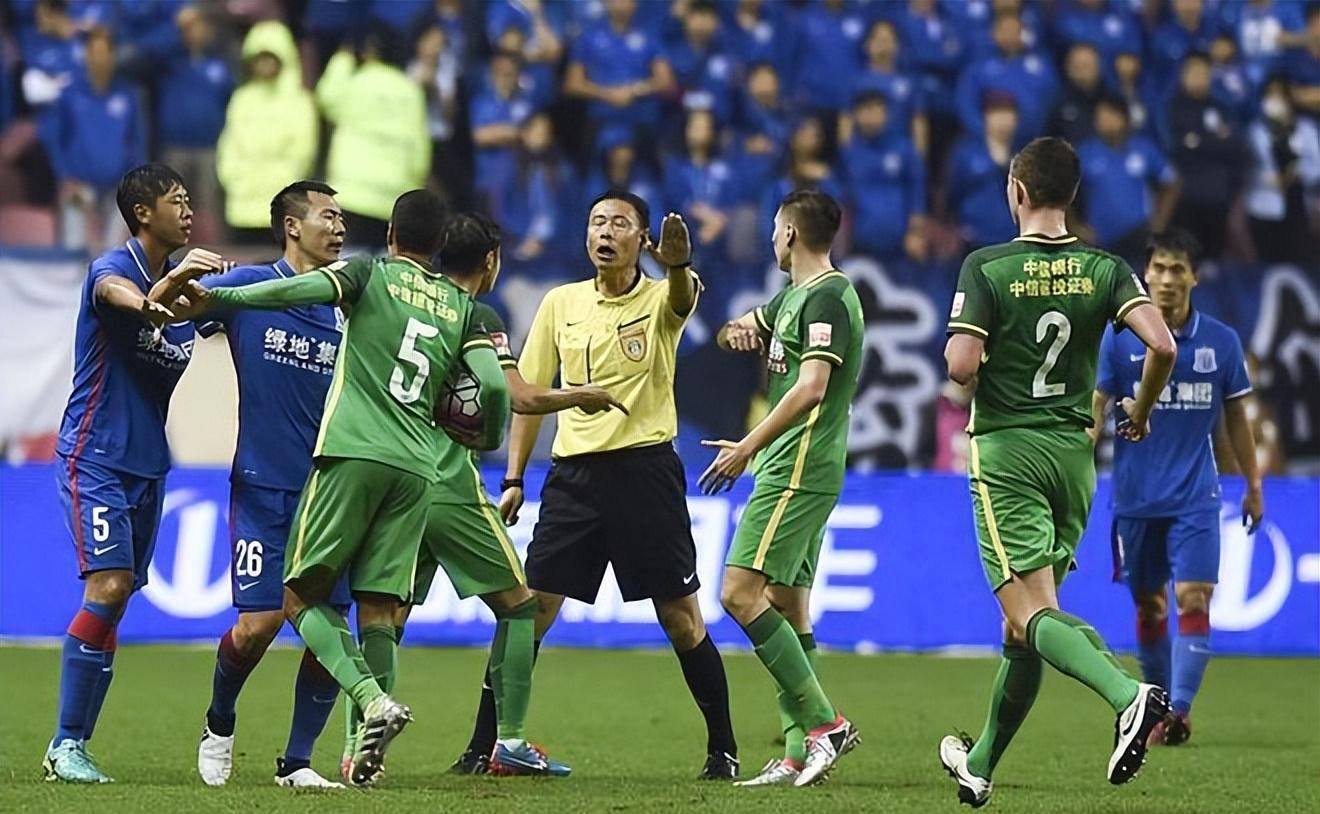 上半场,巴索戈通过反击打入一球,法比奥头球和脚踢梅开二度,张稀哲则