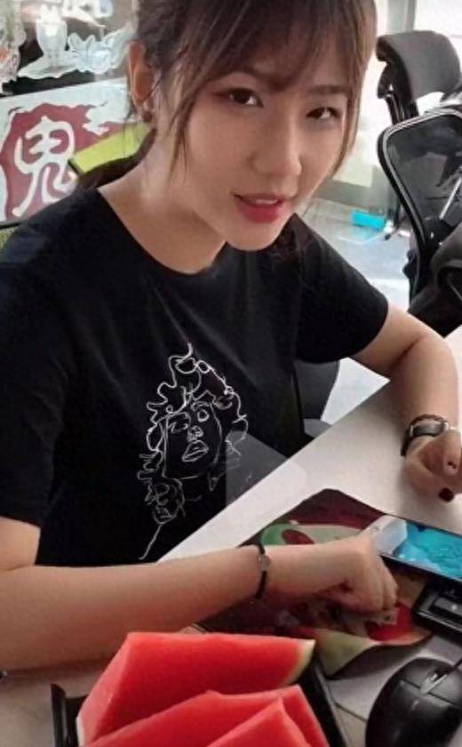被嘲笑身材壮硕的钟婷,靠搞笑视频火出圈,现状不禁让人唏嘘_网友_作品