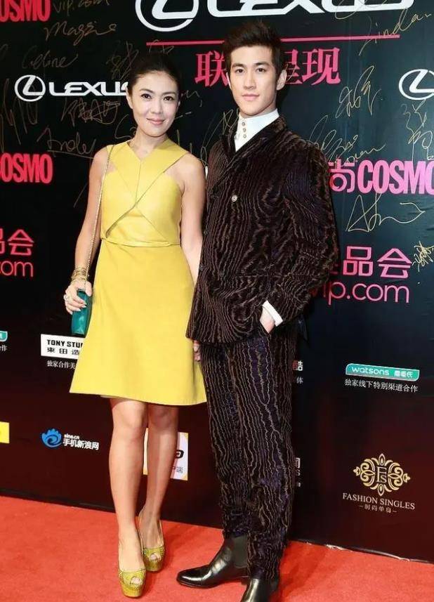 坐在大佬腿上的唐嫣被魔鬼嘲笑,多么嚣张的时尚魔王_苏芒_连衣裙_黑色