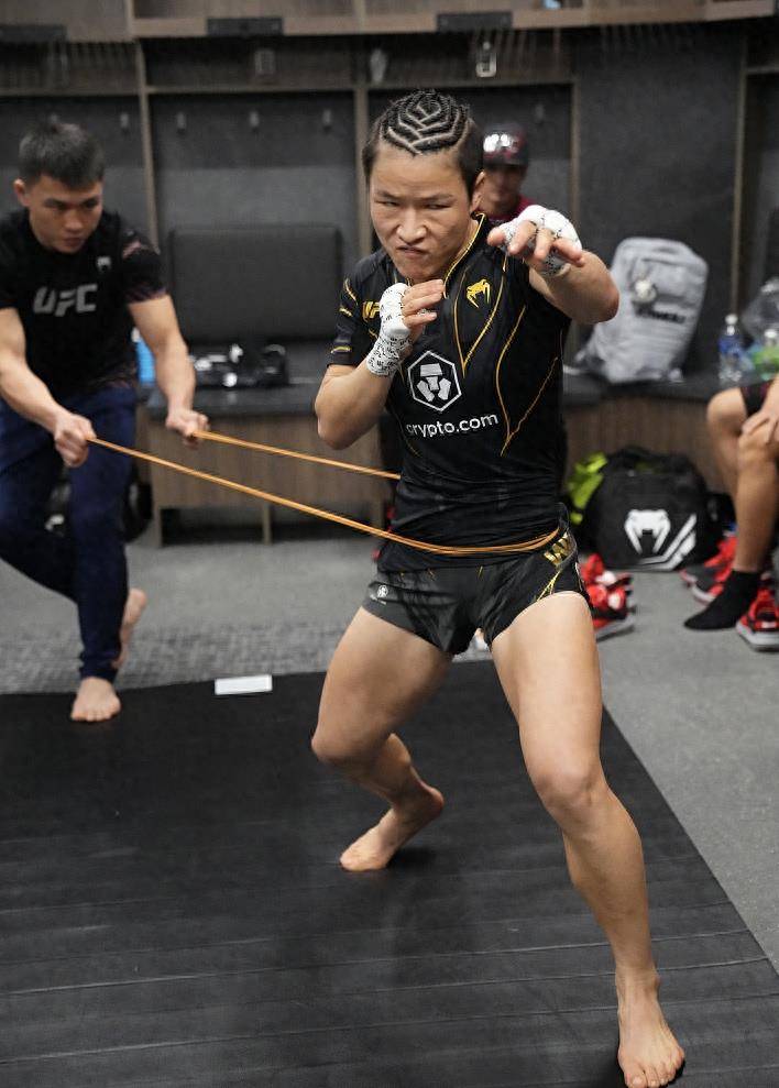 压制她的打击力量和速度都非常惊人,她的拳脚组合和肘击都非常犀利