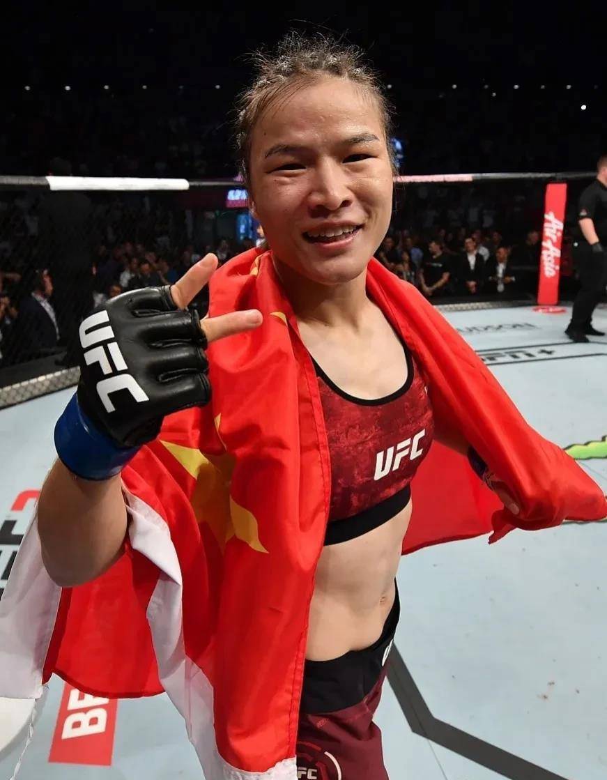 张伟丽霸气回归,碾压莱莫斯成功卫冕草量级冠军!_回合_控制_对手