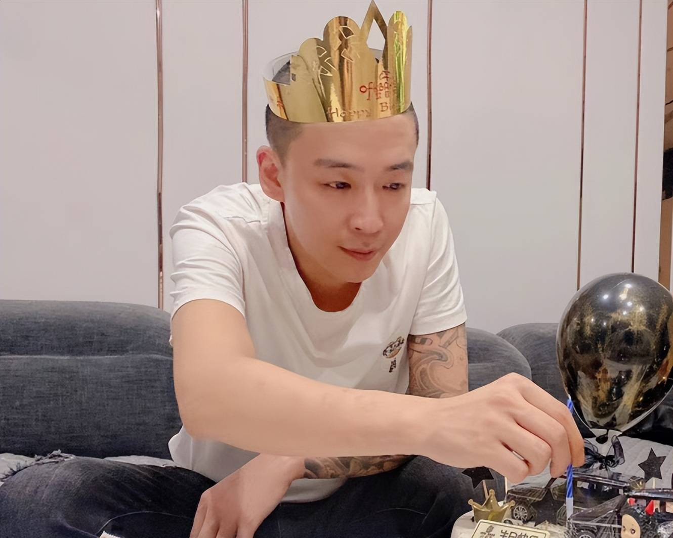 网红刘一手澳门被拍,一夜赢回600万,桌上摆满现金,网友:炫富_平台