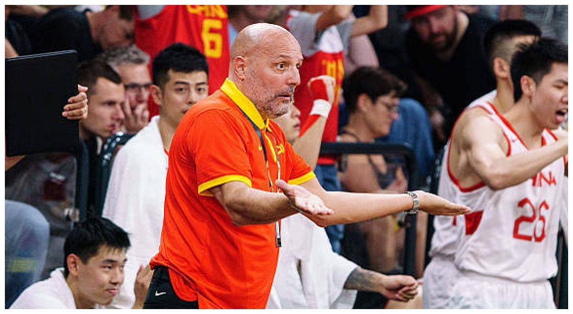 中国男篮半场落后15分,李凯尔险受伤,周琦太低迷_塞尔维亚_胡明轩
