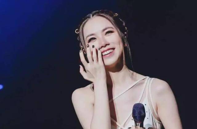 邓紫棋还是清纯靓丽,而他却已判若两人_事业_丁文琪_恋情