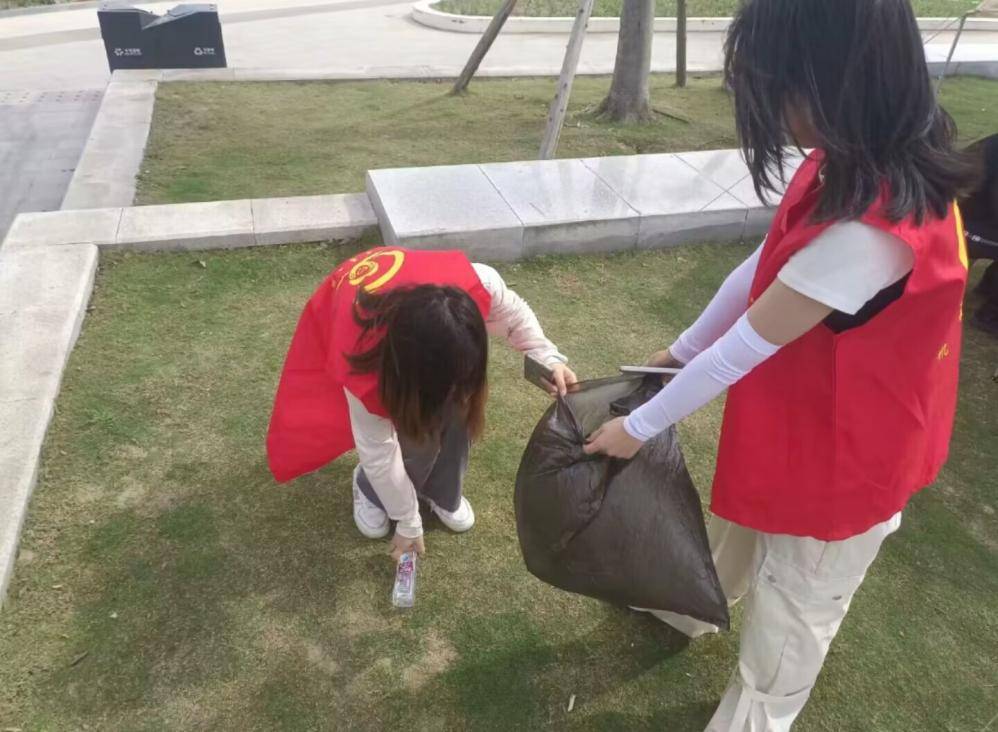 图4 实践团郭灿同学在捡拾垃圾郭灿同学感叹:"捡垃圾活动可以提高人们