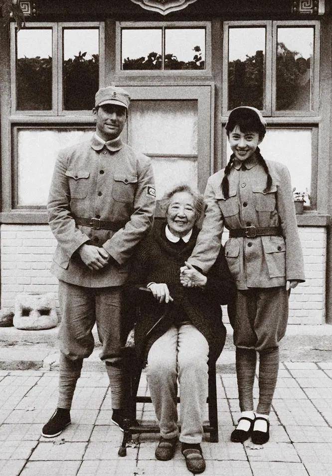 她是延安十朵金花之一,美国丈夫为了她甘愿留在中国,今年102岁_苏菲
