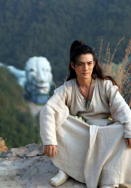 "欧阳明日",眉间一点朱砂实在太美太精致了,一身华贵金衣端坐于轮椅中