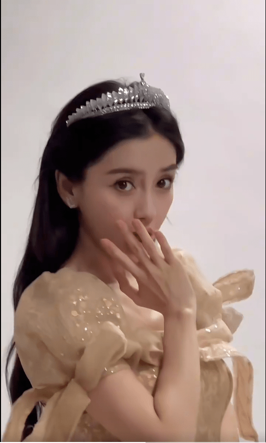 黄晓明baby情人节同晒美照,女方温柔甜美似初恋,男方专注事业_宣传