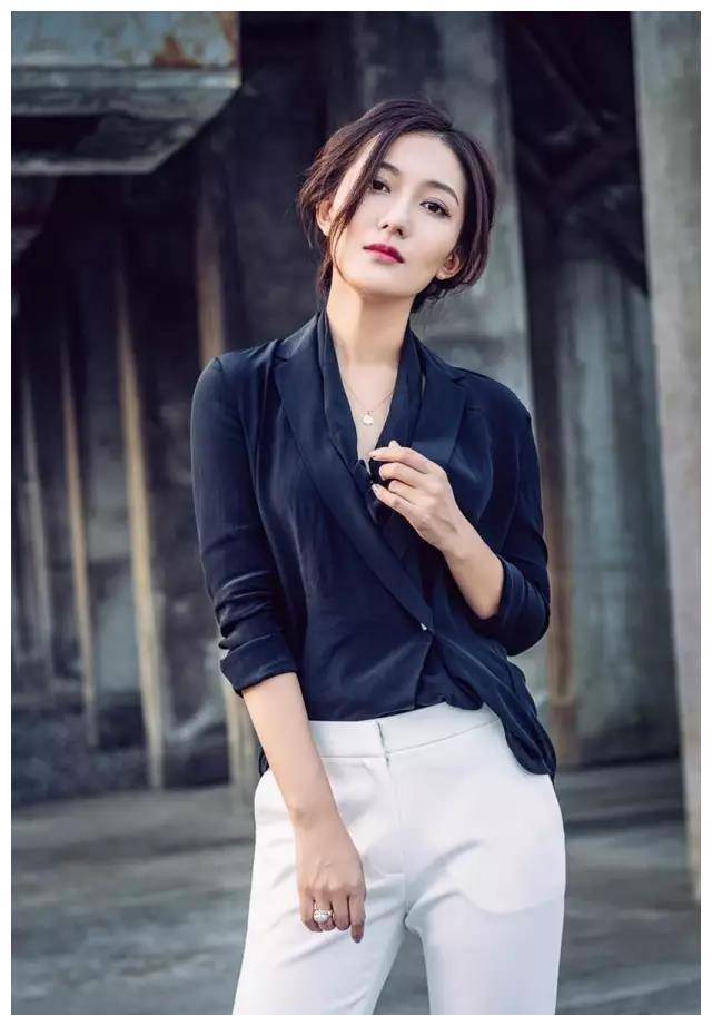 她还参演了网剧《陈二狗的妖孽人生》,校园奇幻剧《校花的贴身高手》