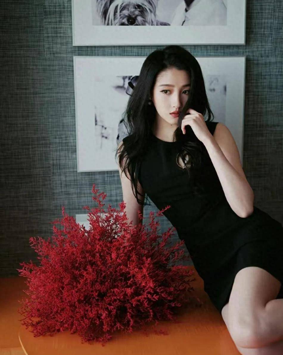 关晓彤身穿黑色无袖连衣裙,尽显白皙肌肤和大长腿的火辣魅力_时尚