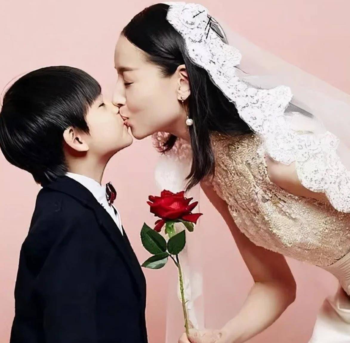 董洁将"亲子照"拍成"婚纱照"?动作亲密引争议_孩子_网友_儿子