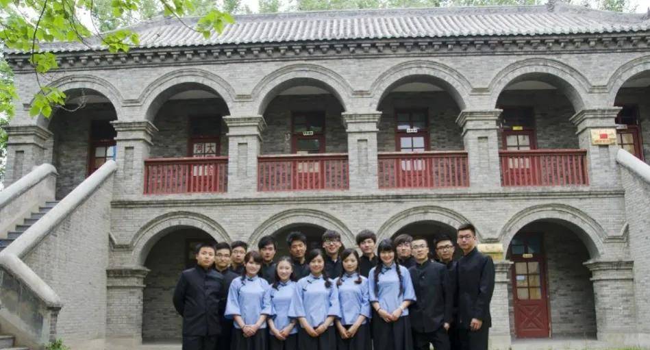 也是新文化运动的重要场地之一,男学生中山装,女学生五四文明新装,看