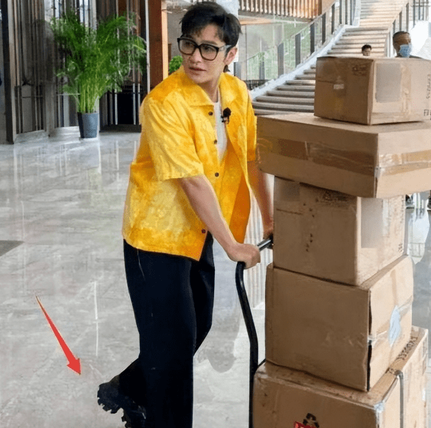 黄晓明称体重引热议,网友质疑他只有170,厚底鞋是不是太过分了_身高