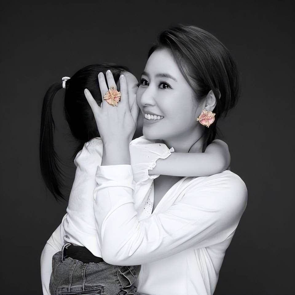 林心如曾说后悔年轻的时候没有多生几个,如今已经47岁,再拼二胎是不