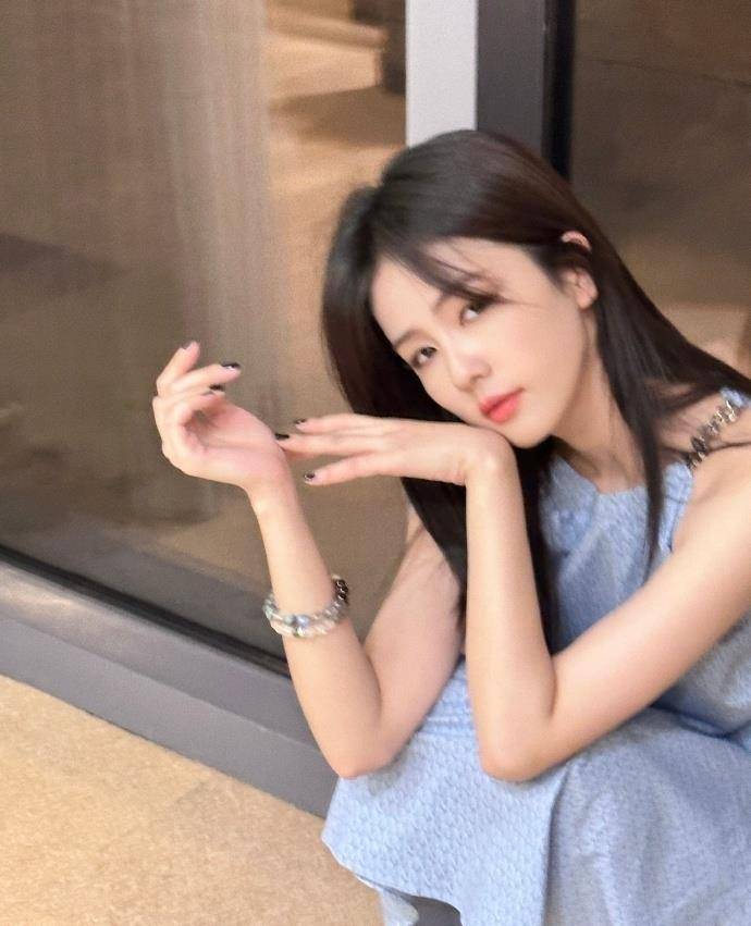 偶遇白鹿外出拍戏，倾城容颜获赞赏，工作人员怒指路人引争议