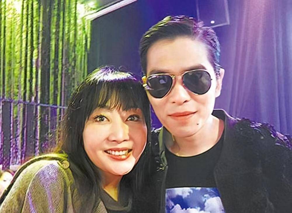 萧敬腾与50岁女友甜蜜过七夕!