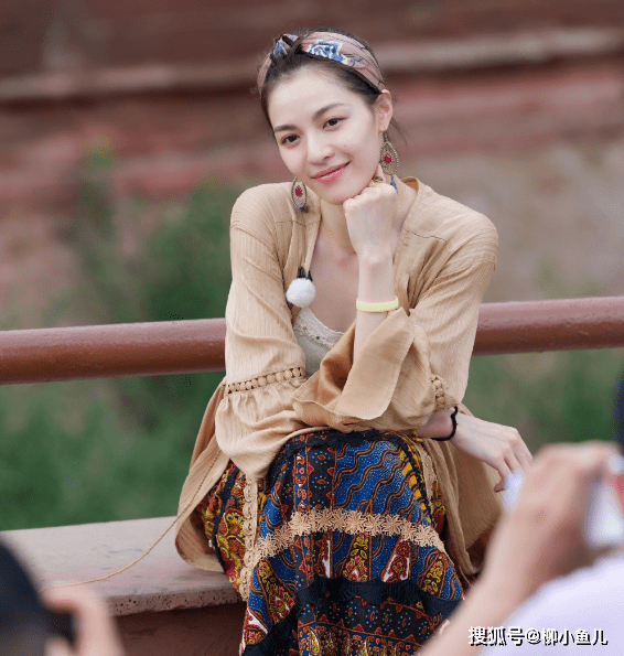 她被冯小刚捧红,接着被成龙,洪金宝捧,年纪轻轻就受尽宠爱_钟楚曦