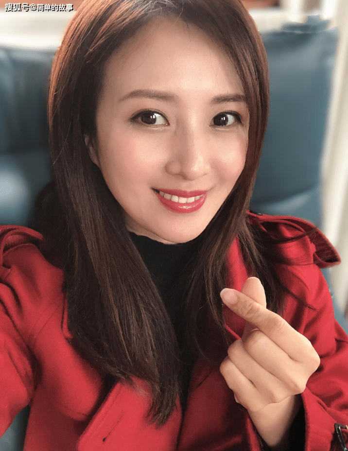 从演员到老师,与丈夫低调恩爱20年生一女,她才是活得清醒的人_曹晓雯