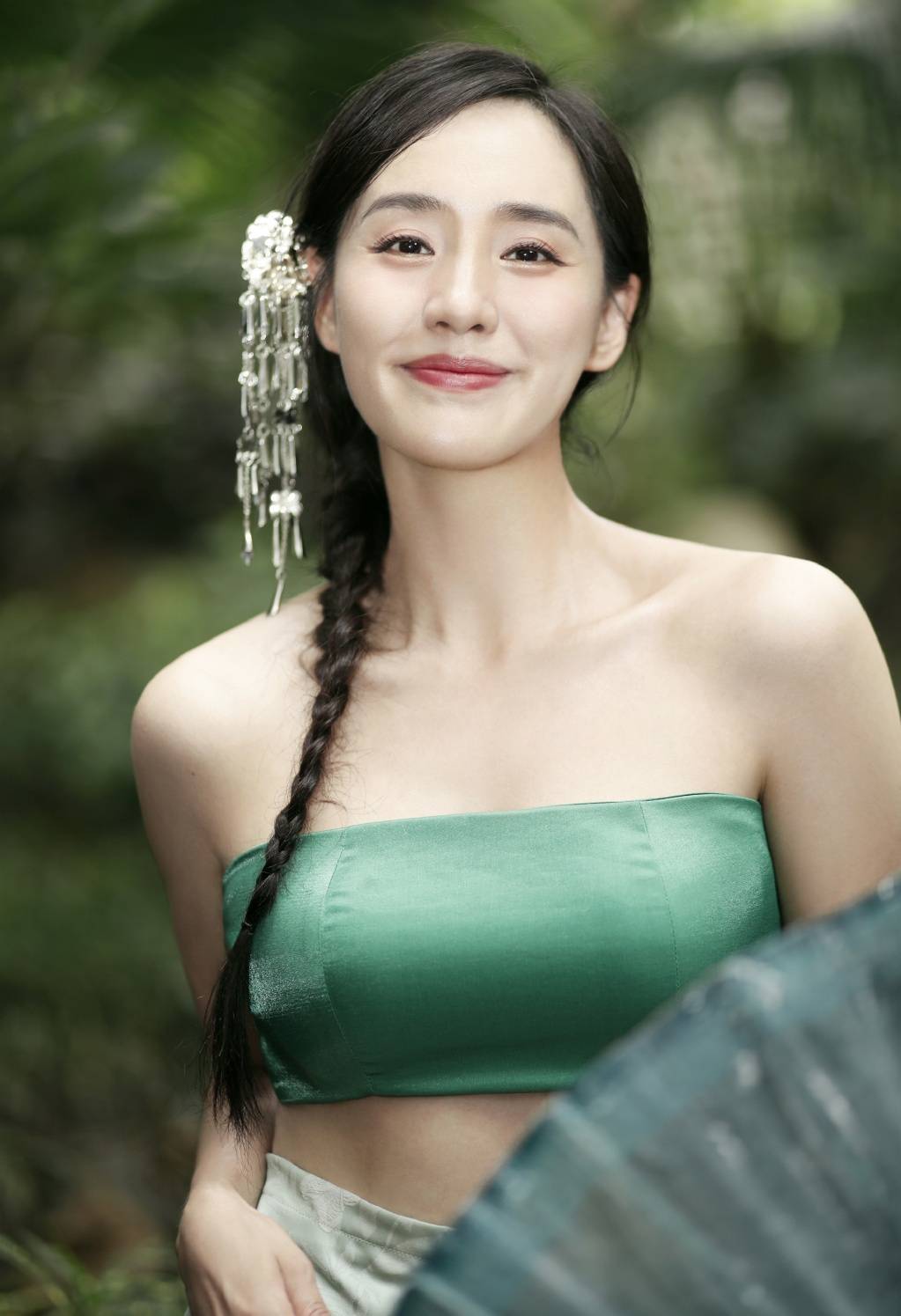 "秋雅"王智分享少数民族服装照,露肩露腹部,笑容甜美可人_留言道_照片