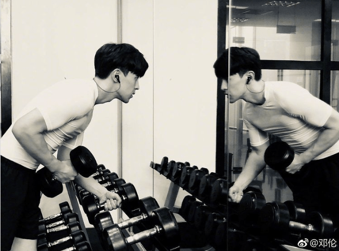 电影导演郭敬明也在采访中提到,邓伦为了亲自上阵该片的许多动作戏