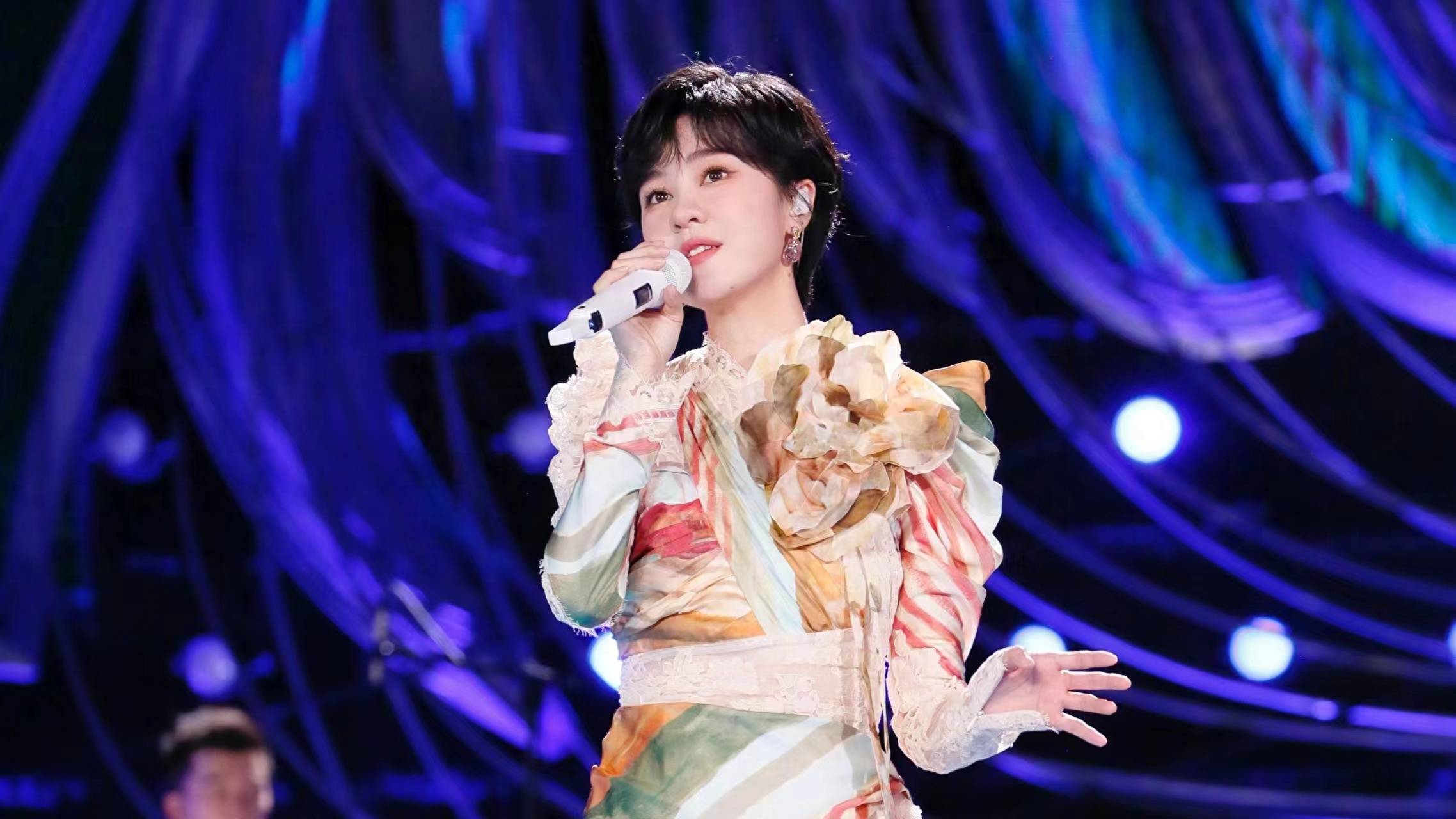 吉克隽逸在央视唱王宝钏的故事,周深压轴出场,深情演绎人间星河_舞台