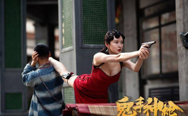 比如电影中有个镜头,李萌萌为了和敌人枪战,穿着旗袍装,把一只腿架在