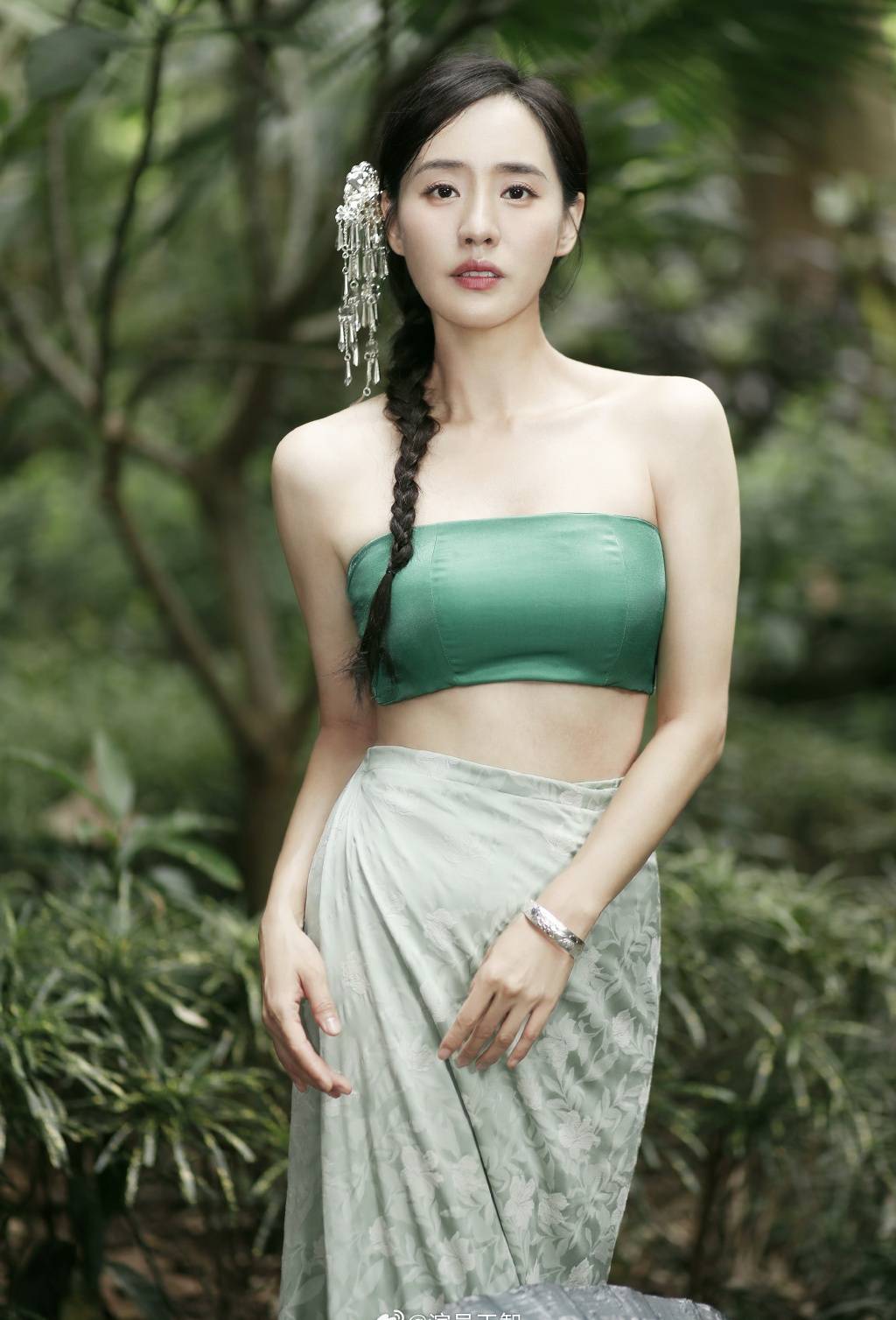 "秋雅"王智分享少数民族服装照,露肩露腹部,笑容甜美可人_留言道_照片