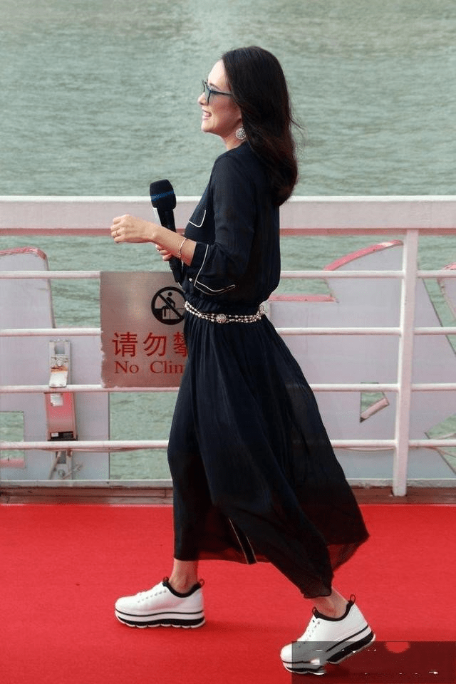 章子怡穿t恤走机场,瘦成麻杆腿又没气质,素颜甚至没素人漂亮!