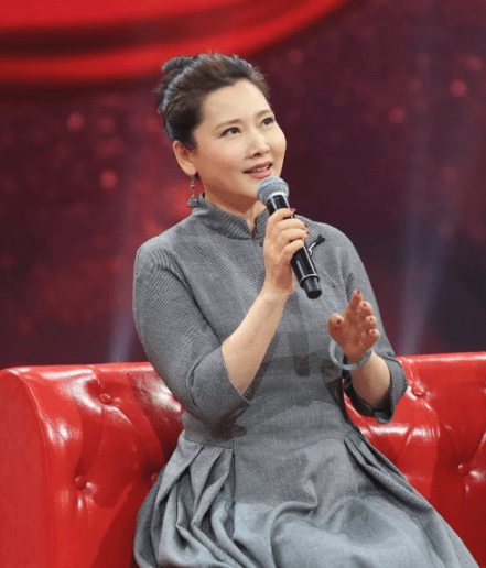 她是地方著名演员,26岁嫁恩师儿子,如今58岁过成了这样_何赛飞_杨楠