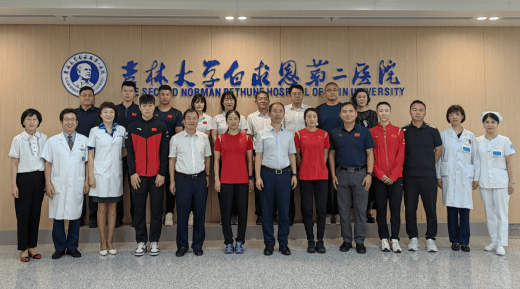 副院长潘振祥颁发定点医院牌匾,向吉大二院骨科医院执行院长杨小玉