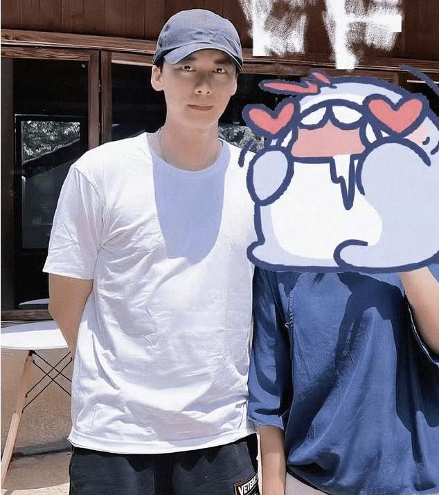 李易峰风波后首露出正脸照,与美女合影消瘦不少,颜值变化太大了_生活