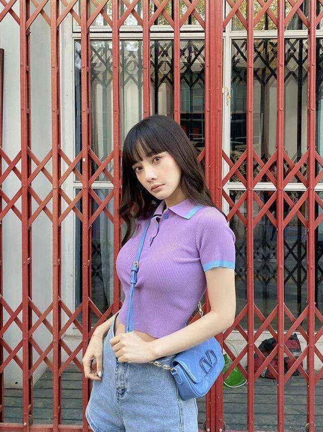 李小璐年近40比20岁更粉嫩撩人,穿紧身针织衫配短裤,身材真nice_魅力