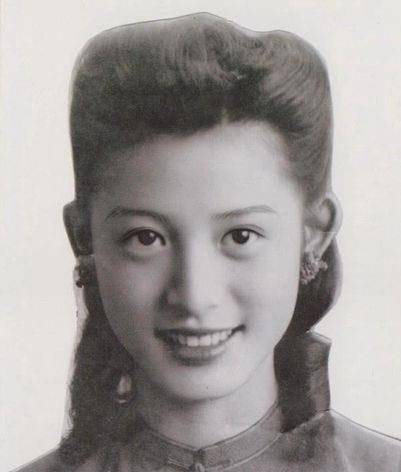 “上海”孙子发现奶奶民国时期的老照片，一经公布，她的容颜堪比绝代佳人
