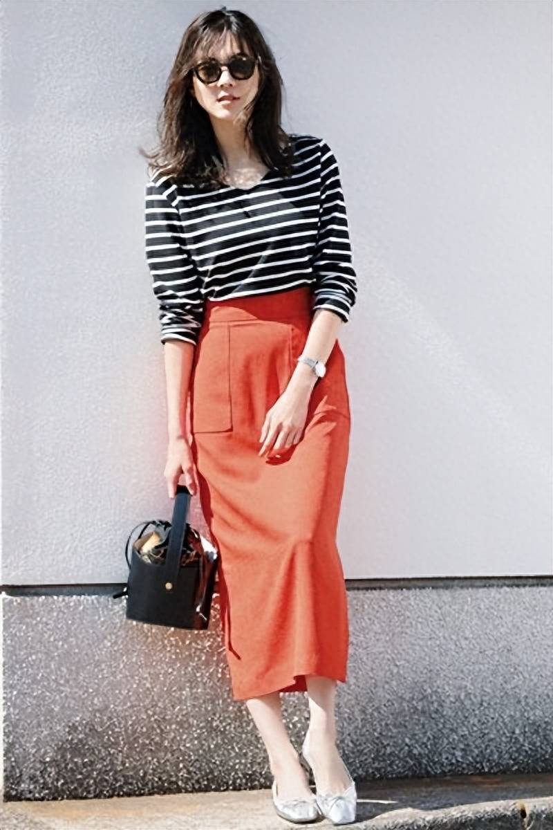 t恤 半身裙,夏季最有女人味的穿搭,谁穿谁美_白色_凉鞋_黑色