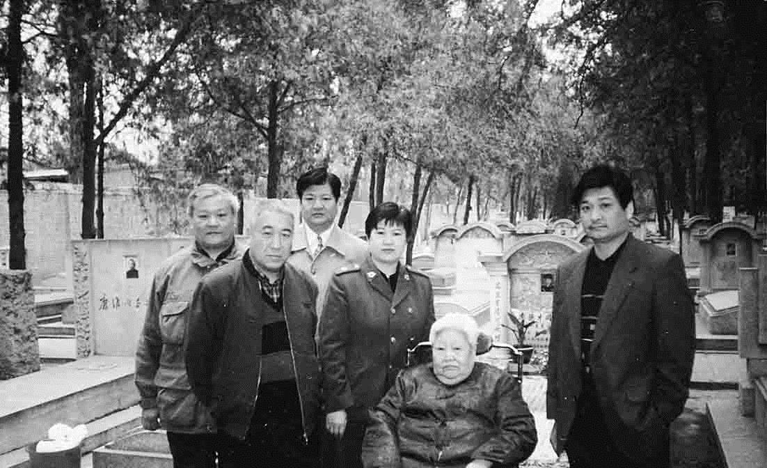 张素珍率子女在李德才墓前杨成武上将在他最后的日子里为父亲的传记作