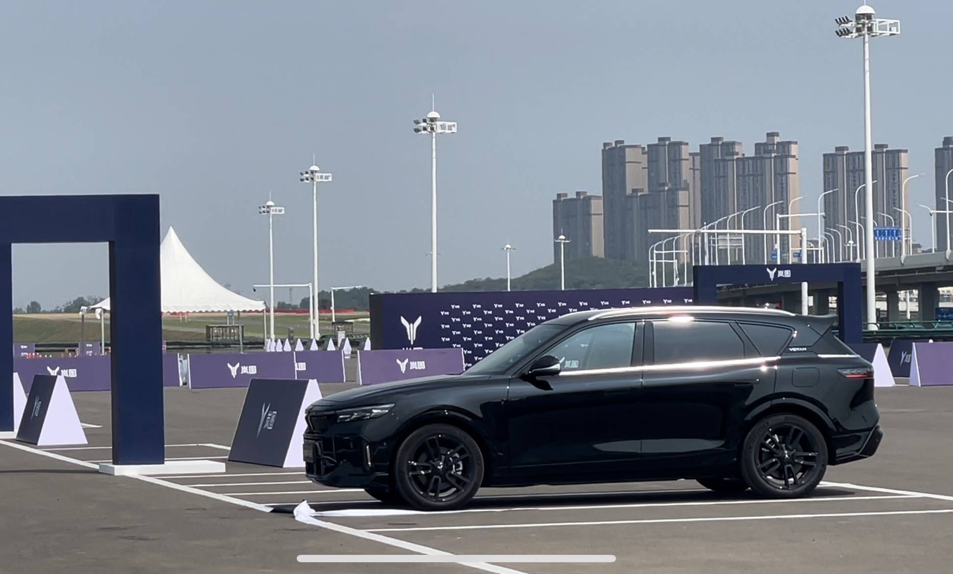 以"智"取胜——试驾新岚图free_搜狐汽车_搜狐网