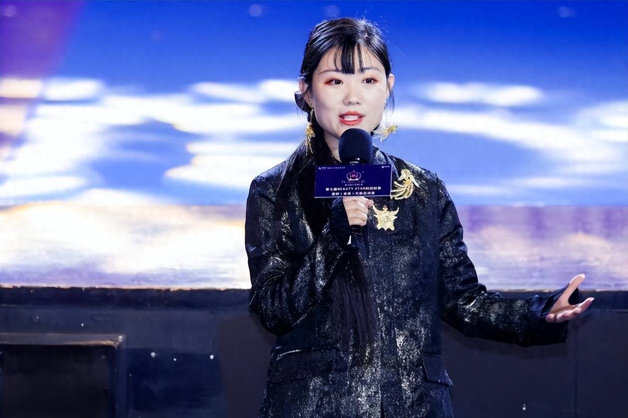 本次美创大赛校花组冠军由四川师范大学李丽杉斩获,亚军来自香港理工