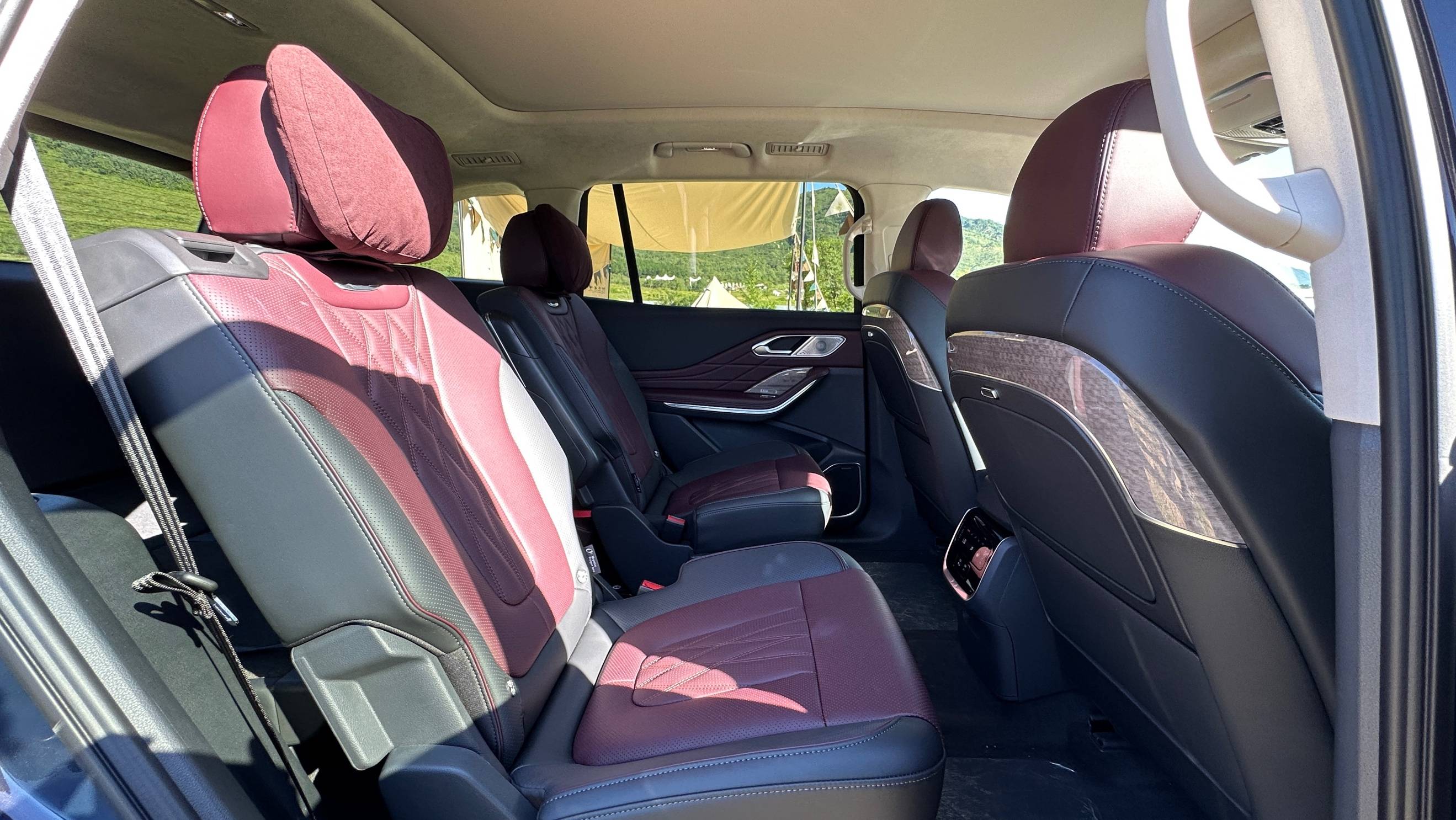 全新红旗hs7即使是6座版本,它的第二排座椅也支持放倒,空间的扩展性