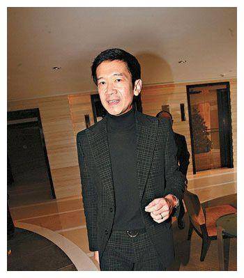 事业巅峰期嫁人退隐,爱上大16岁法拉利老总,杨紫琼的故事不一_陈自强