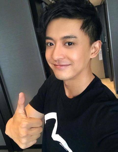 李佳航与胡歌,韩雪,王传君和迪丽热巴等是校友,都是上海戏剧学院培养