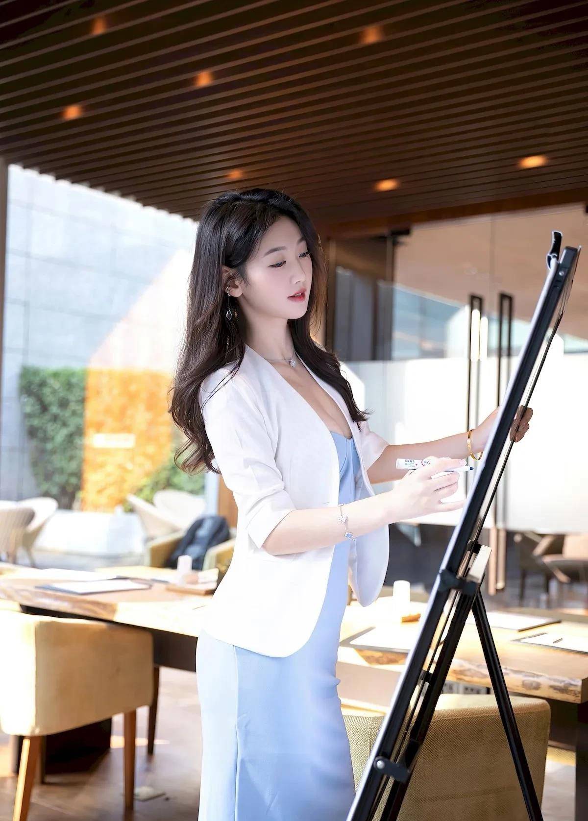 美图品鉴丨女性穿职业装更有魅力_身材_气质_庄重和