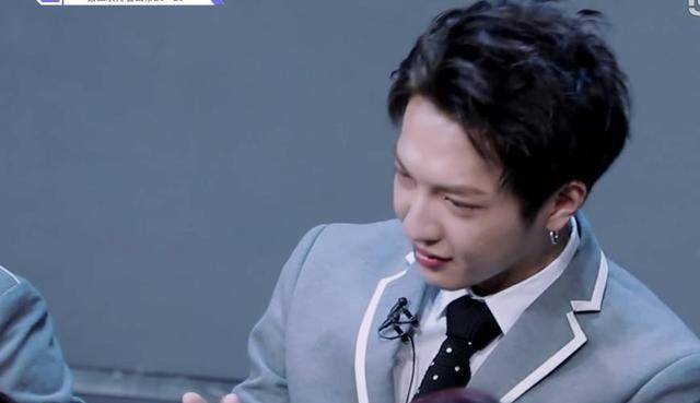 董岩磊哭成泪人,蔡徐坤贴心帮他擦眼泪,这两人同框好暖_罗正_外表