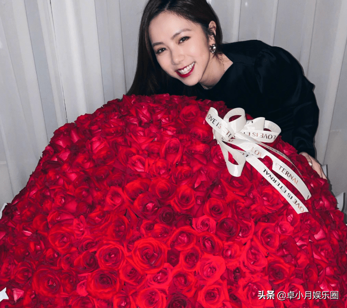30岁邓紫棋生日晒999朵红玫瑰,网友:与花花的恋情终于放下了_华晨宇
