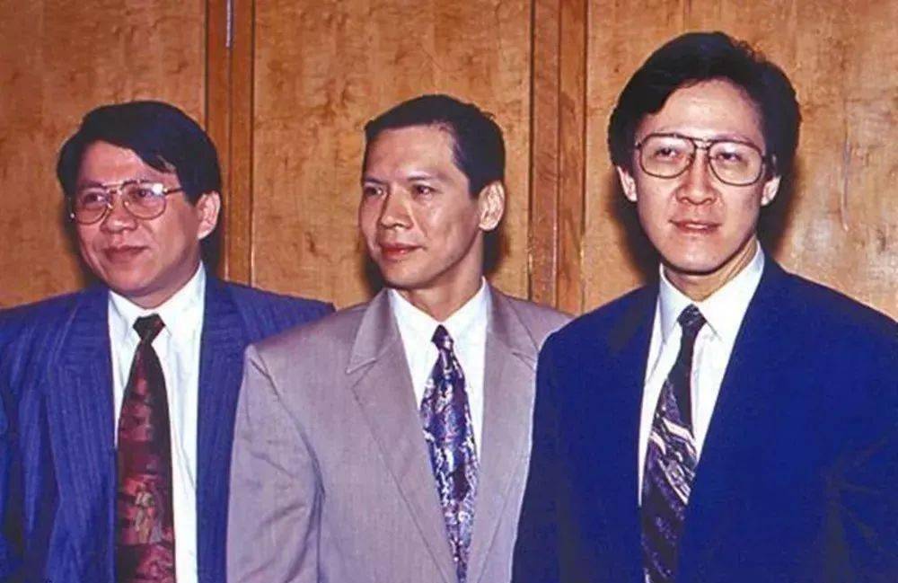 为了逃脱,他向远在香港的向华强求助,以为自己可以压制覃辉