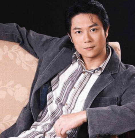 他曾是知名男演员,却因患病上厕所都困难,今48岁未婚却有4个娃_王灿