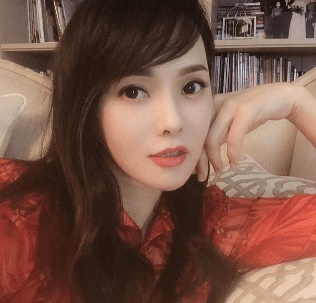 晚上7点多,秦昊给伊能静发消息问她收到花没有