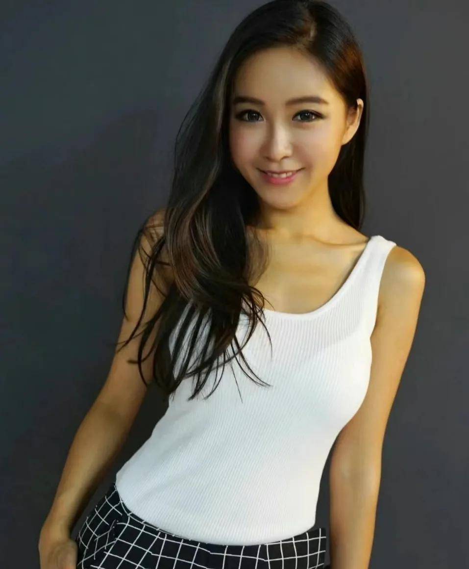 周玲安的美貌和多语言能力在她还在大学就读时就被海外公司发现,引发