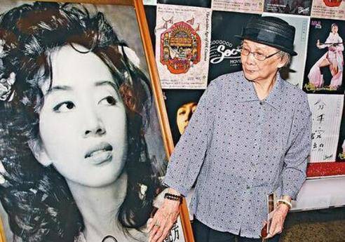 妈妈没钱后, 在梅艳芳死后,还将她泳衣等贴身物品拿出来拍卖,这妈妈丧