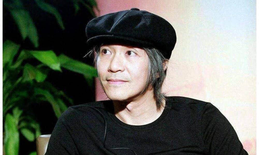 当天,周星驰被拍到和落选港姐张晓琪乘坐豪华游艇,两个人貌似玩得很