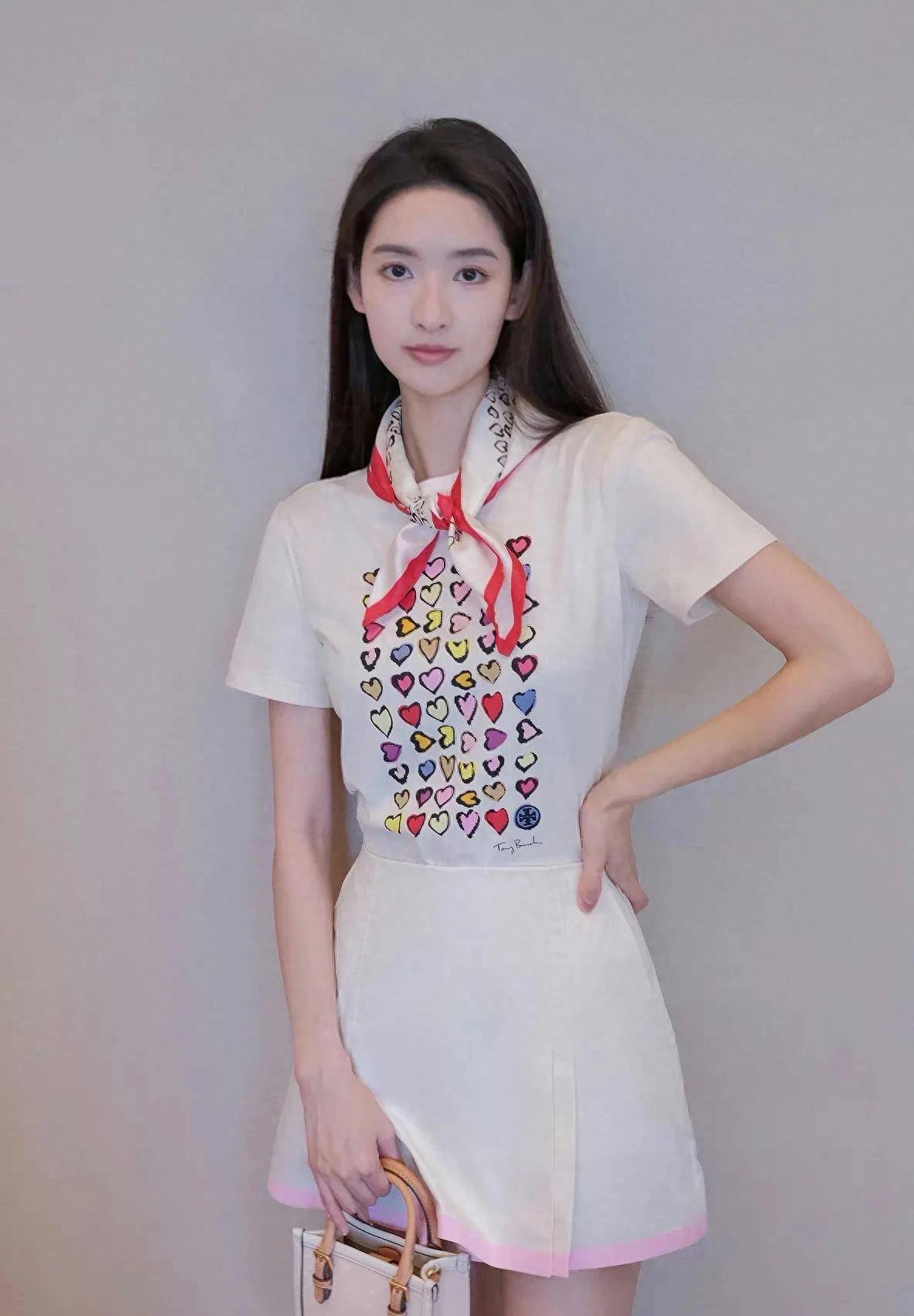 她的丝巾诱惑你的心!王玉雯的温柔魅力让人心动!_造型_力量_世界